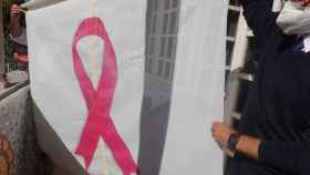 El lazo rosa, símbolo de la lucha contra el cáncer de mama / EP