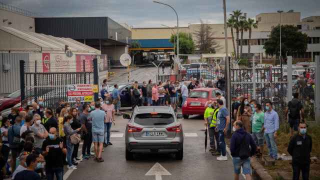 El inicio de la marcha lenta de los trabajadores de Nissan en las instalaciones de la Zona Franca de Barcelona / EP