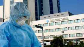 Un médico equipado para trabajar contra el virus SARS-CoV-2 ante el Hospital Universitario de Bellvitge / CG