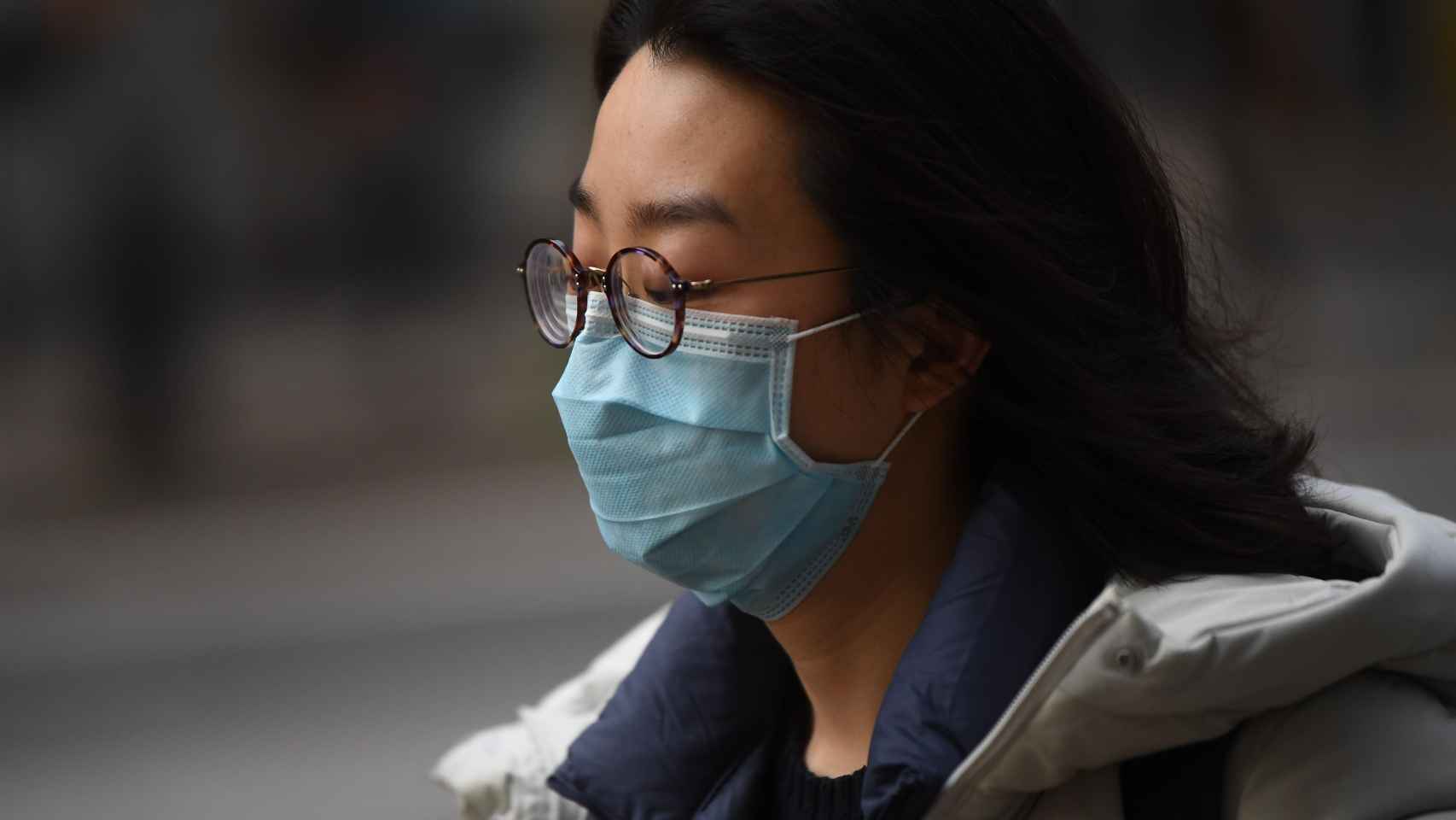 Una mujer con mascarilla para prevenir el coronavirus / EUROPA PRESS