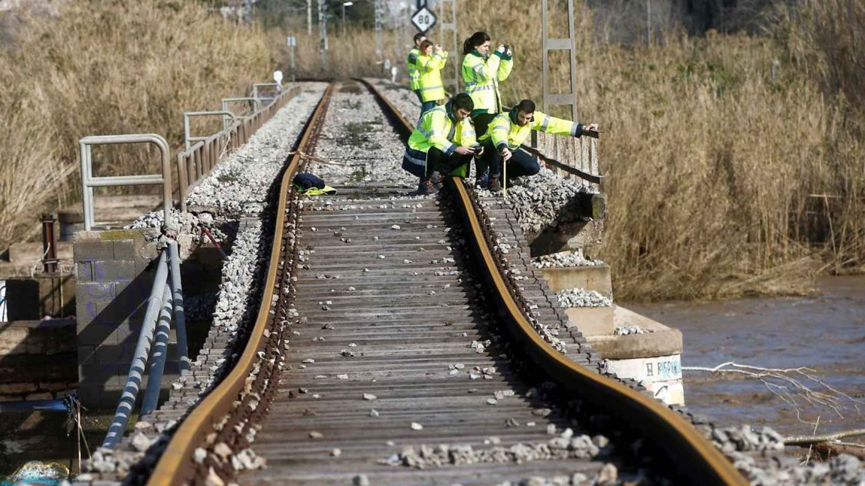 Operarios de Adif traban en las obras de reconstrucción del puente entre Blanes y Malgrat que afecta al servicio de Rodalies / EFE