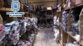Almacén de ropa falsificado desarticulado por la Policía / EFE