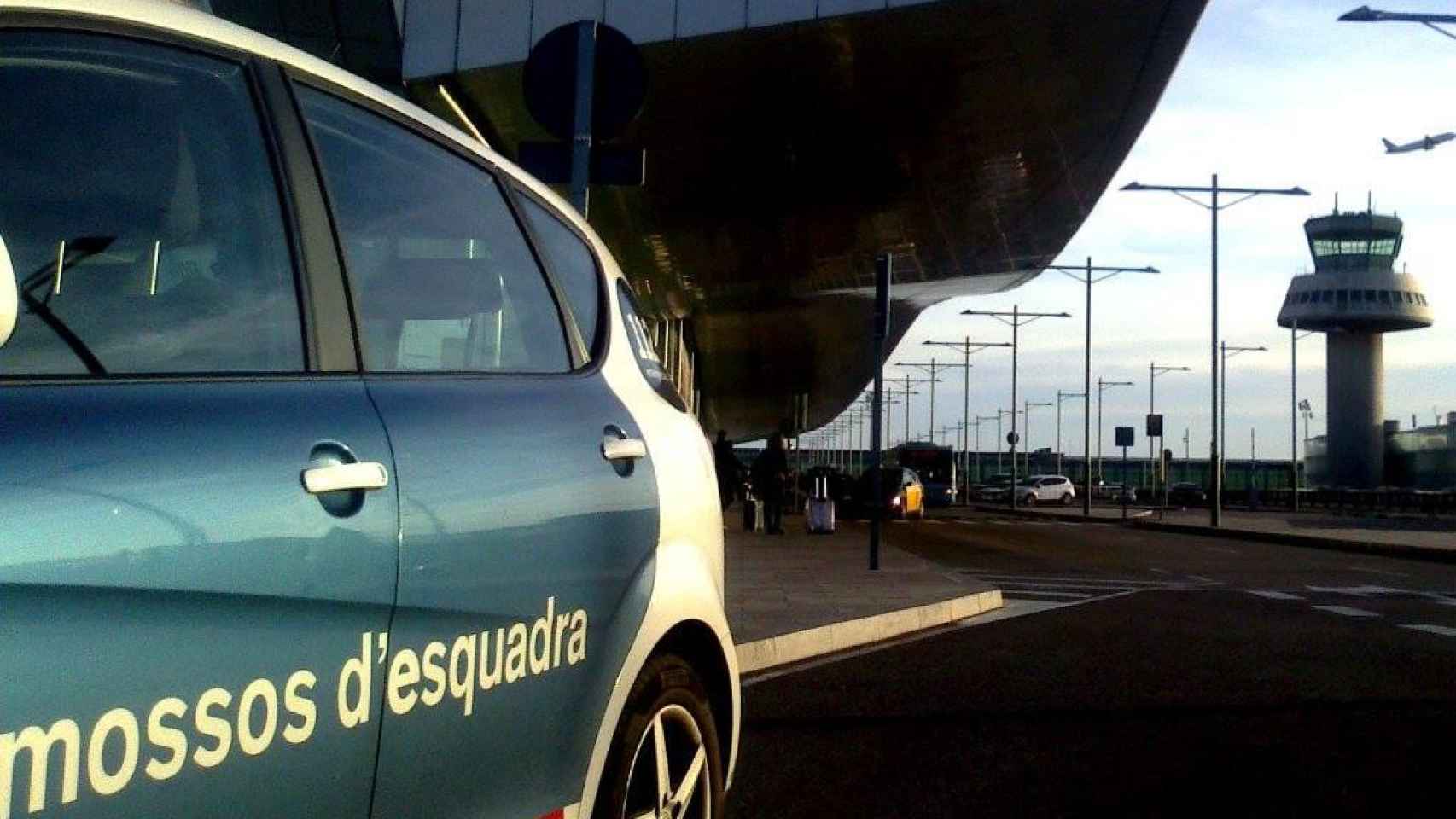 Un coche de los Mossos d'Esquadra en el Aeropuerto de Barcelona / MOSSOS