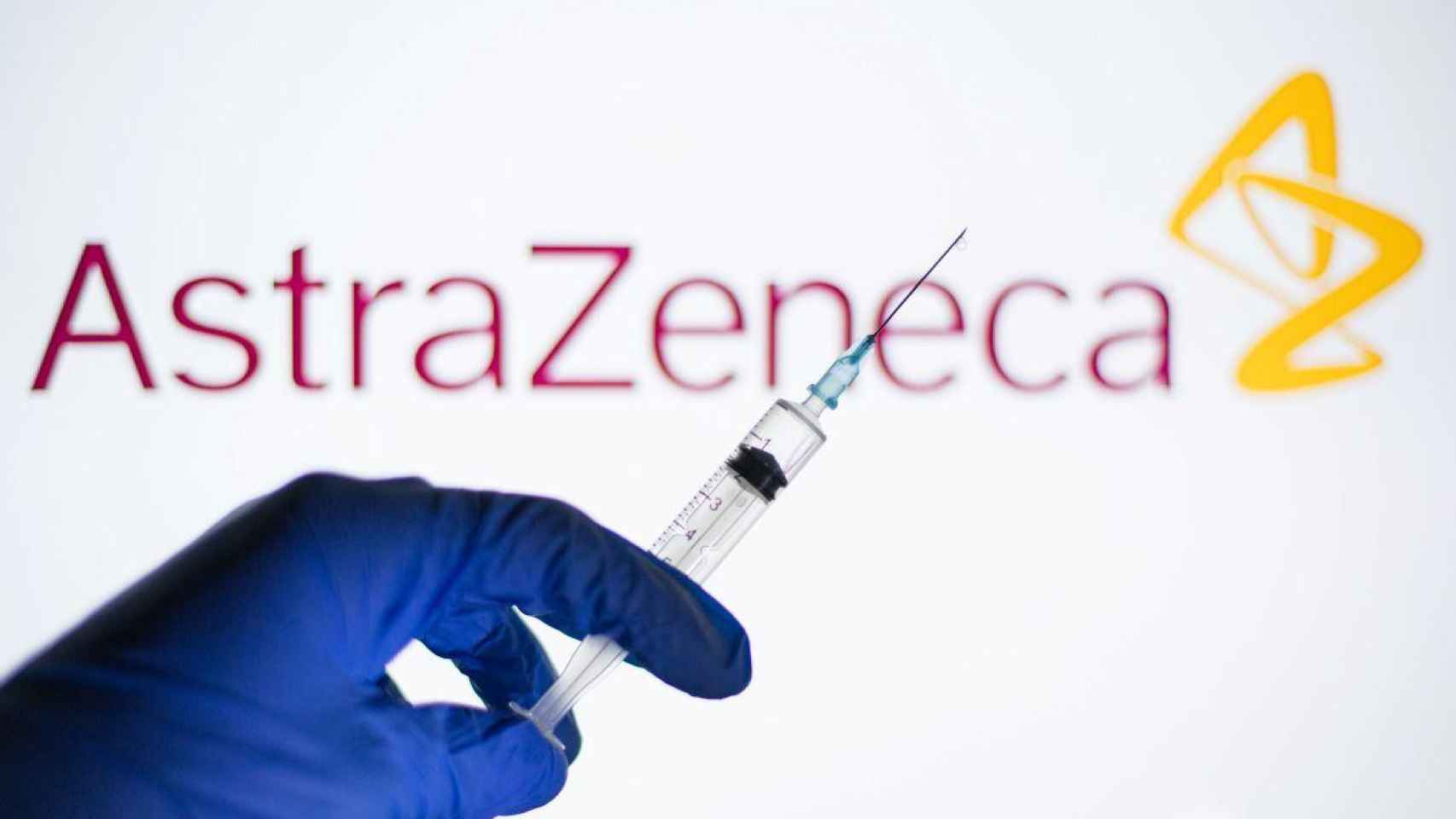 Salud retiene dos mil dosis de la vacuna de AstraZeneca por prevención / EP