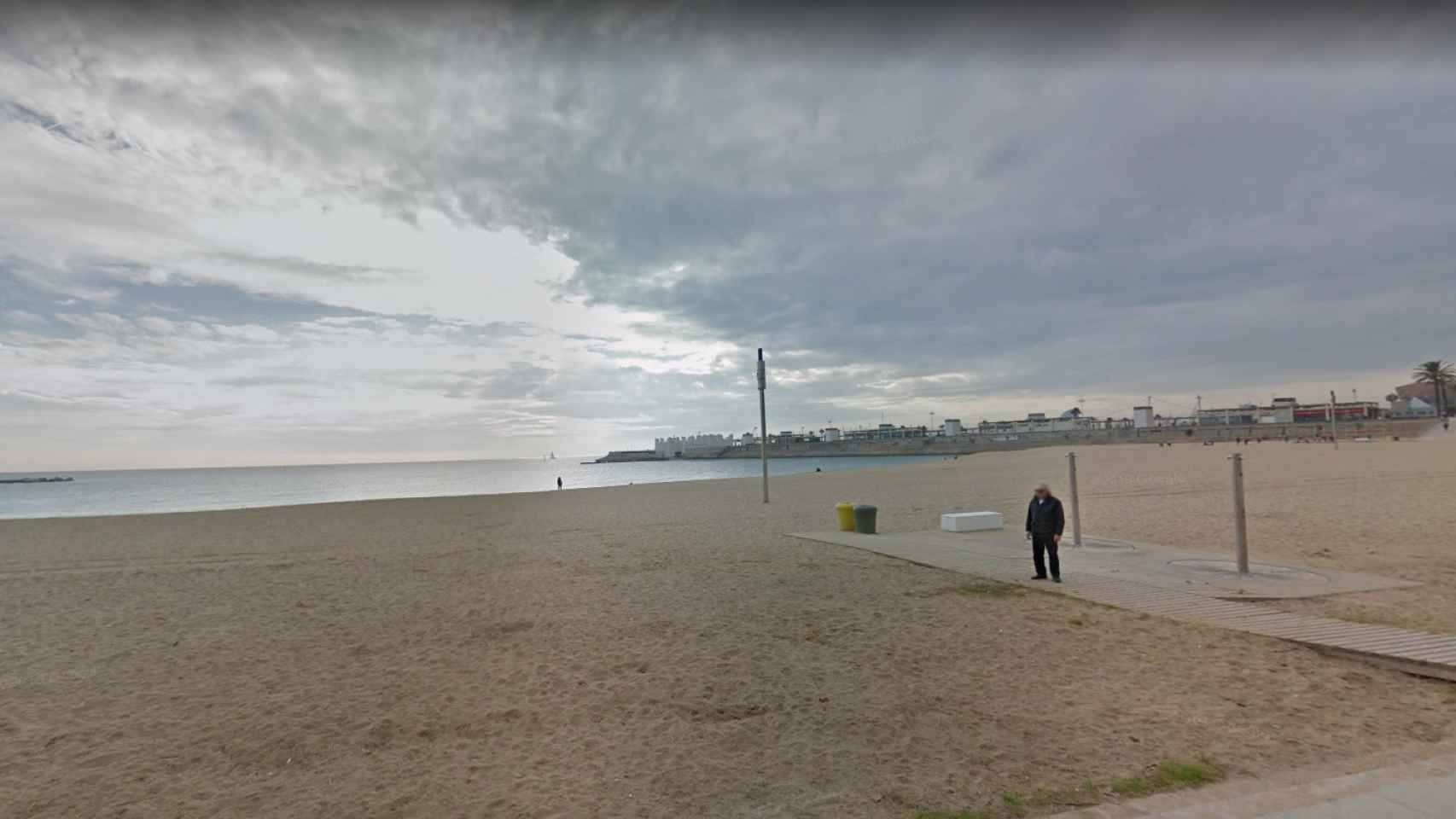 Playa de la Nova Icària de Barcelona, una de las que se cerraron al público el pasado miércoles por la presencia de residuos sólidos / GOOGLE MAPS