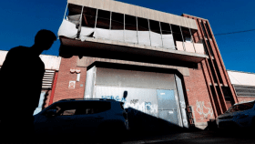 Imagen de la fábrica donde ocurrió la presunta violación múltiple de 'La Manada' de Sabadell (Barcelona) / EFE