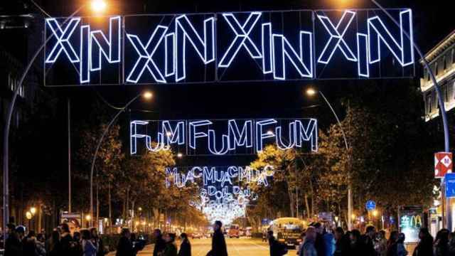 Imagen de las luces de Navidad que se han instalado en Barcelona, la ciudad con menos inversión en alumbrado de España / EFE