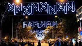 Imagen de las luces de Navidad que se han instalado en Barcelona, la ciudad con menos inversión en alumbrado de España / EFE