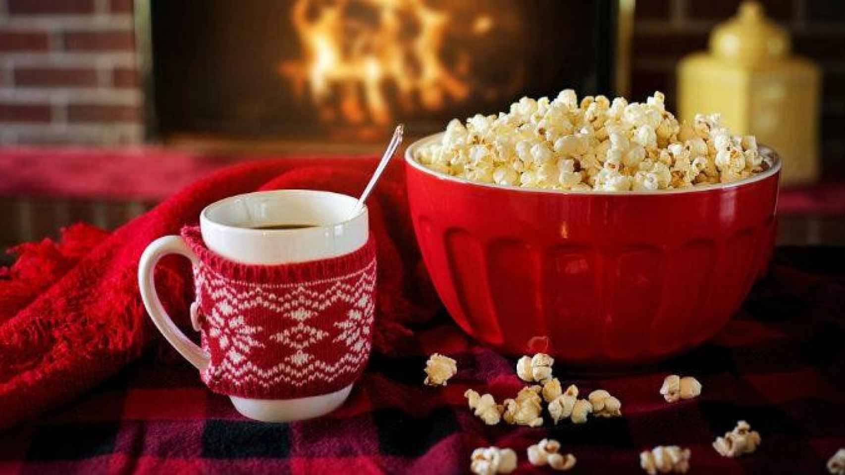 Una imagen de palomitas y bebida caliente en Navidad para ver una película