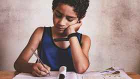 Niño en riesgo de pobreza haciendo los deberes / PIXABAY