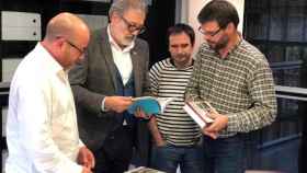 El alcalde de Lleida Fèlix Larrosa con miembros de Memorial Democràtic / PAERIA