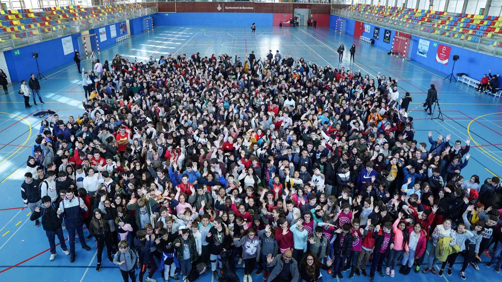 Un grupo de escolares se reúnen en un polideportivo de Barcelona /  AYUNTAMIENTO DE BARCELONA
