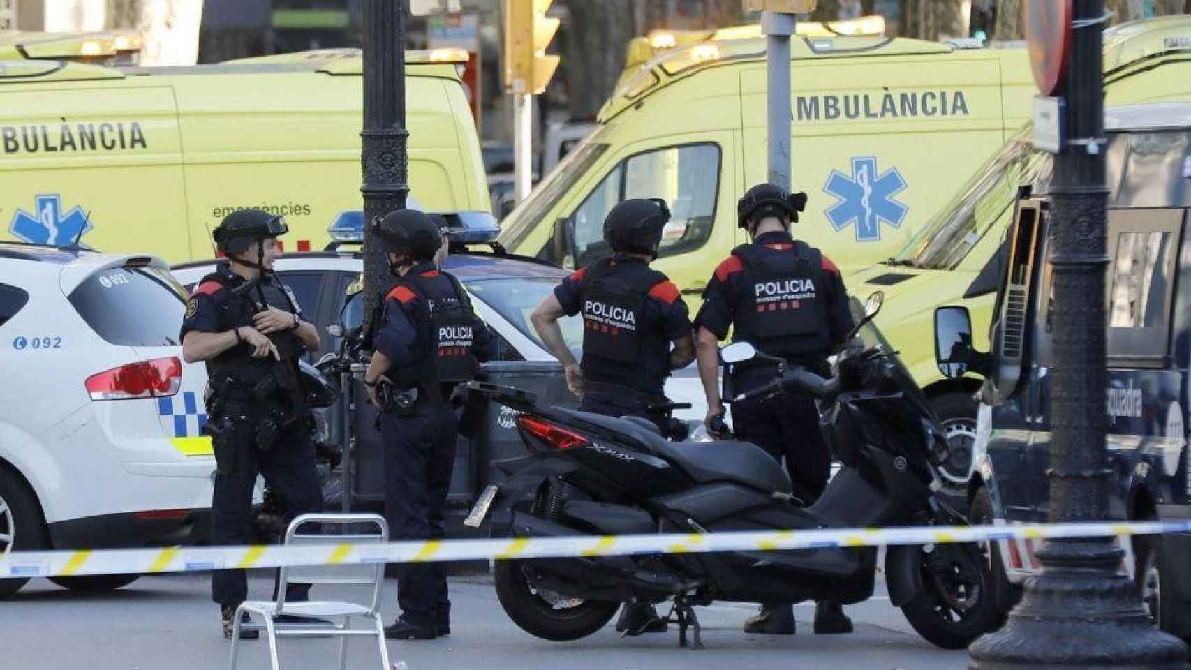 Varios agentes de los Mossos d'Esquadra después de los atentados del 17A / EFE