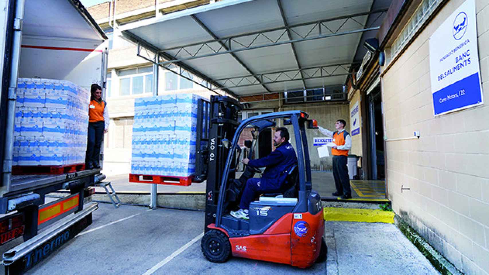 Mercadona realiza la donación de 90.000 litros de leche entera Hacendado a los bancos de alimentos de Cataluña / MERCADONA
