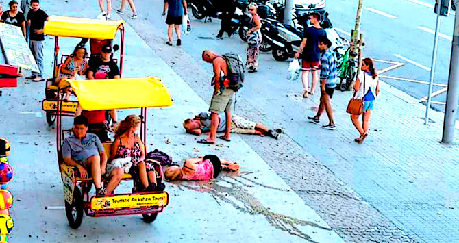 Unos turistas 'descansan' en el paseo Joan de Borbó en el barrio barcelonés de la Barceloneta / DEFENSA LA BARCELONETA