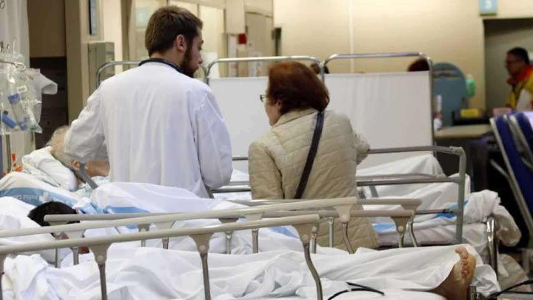 Un familiar de un paciente en un hospital de Cataluña / CG