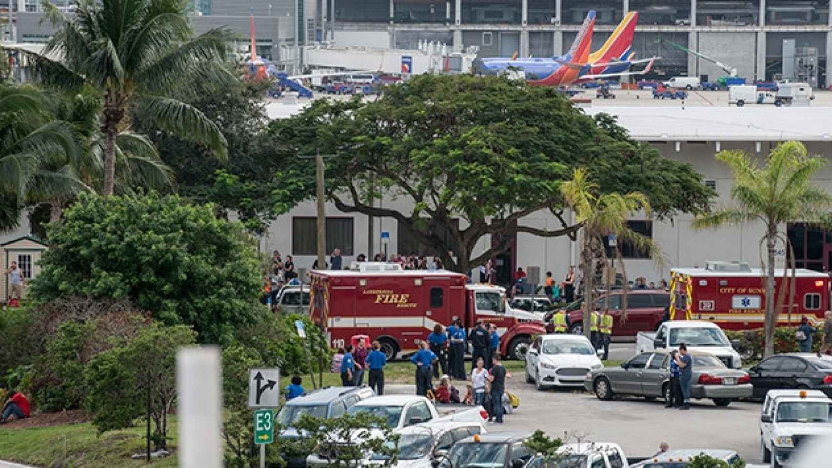 Ambulancias esperan afuera del Aeropuerto Internacional de Fort Lauderdale, Florida, después de que al menos cinco personas murieran este 6 de enero de 2017, en un tiroteo en el Aeropuerto Internacional / EFE