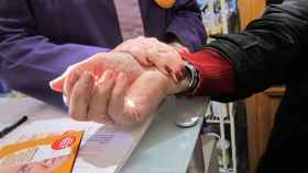 Una farmacéutica toma el pulso a un hombre durante la campaña / EP