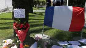 Los ciudadanos han ido depositando a lo largo del día de hoy flores, recordatorios y banderas en las cercanías del lugar del atentado de Niza.