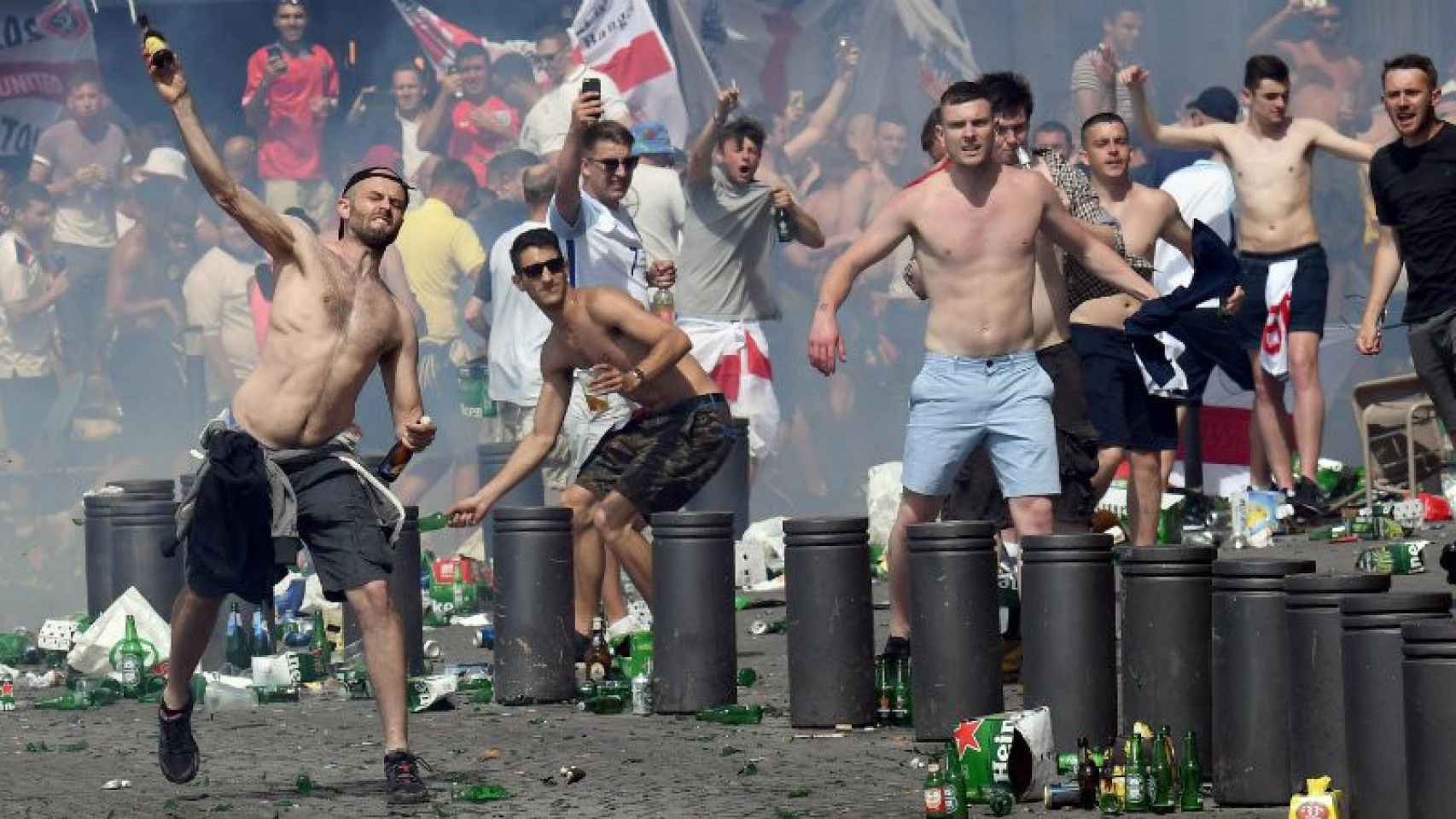 Hooligans de Inglaterra se enfrentan en las calles de Marsella contra hooligans rusos.