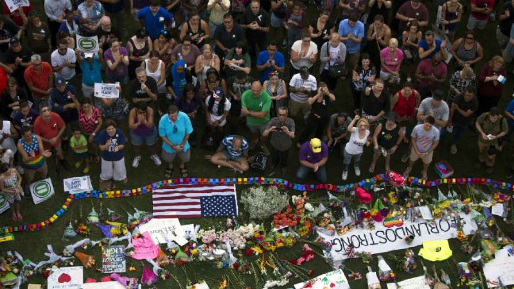 Centenares de personas se congregan ante la calle del terrible ataque en el club gay de Orlando / EFE