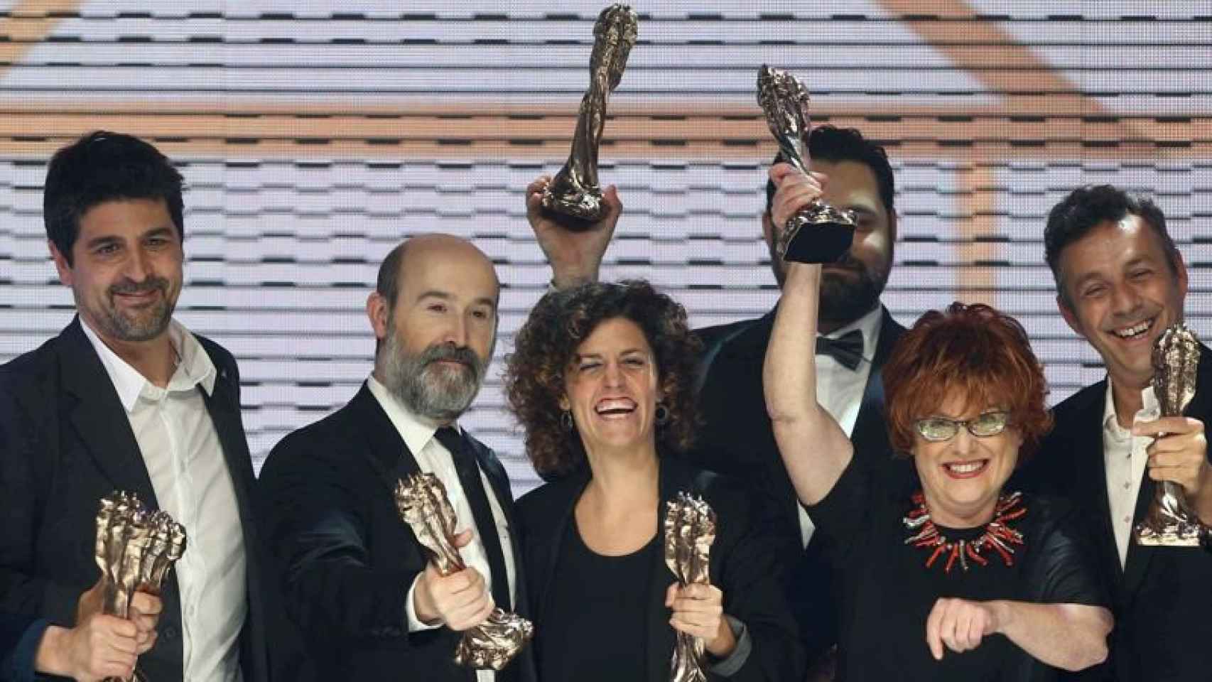 Foto de varios de los premiados a la finalización de la gala de entrega de los VIII Premios Gaudí de Cine que otorga la Academia del Cinema Català.