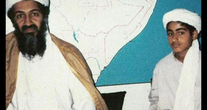 El exlíder de Al Qaeda Osama bin Laden y su hijo Hamza, en una imagen de archivo / CG
