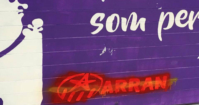 Pintada sobre el logo de Arran en la sede nacional de la CUP, en la calle Caspe de Barcelona / CG