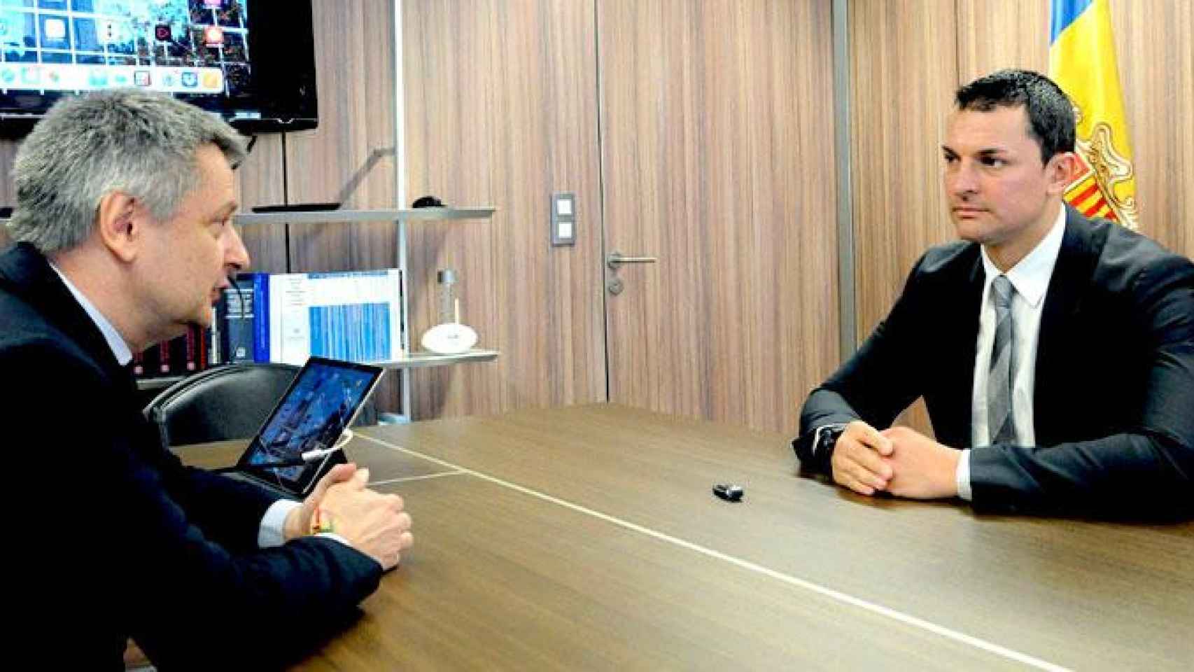 Jordi Gallardo (d), ministro de Presidencia, Economía y Empresa de Andorra, con su predecesor en el cargo, Gilbert Saboya (i) / GOVERN ANDORRA