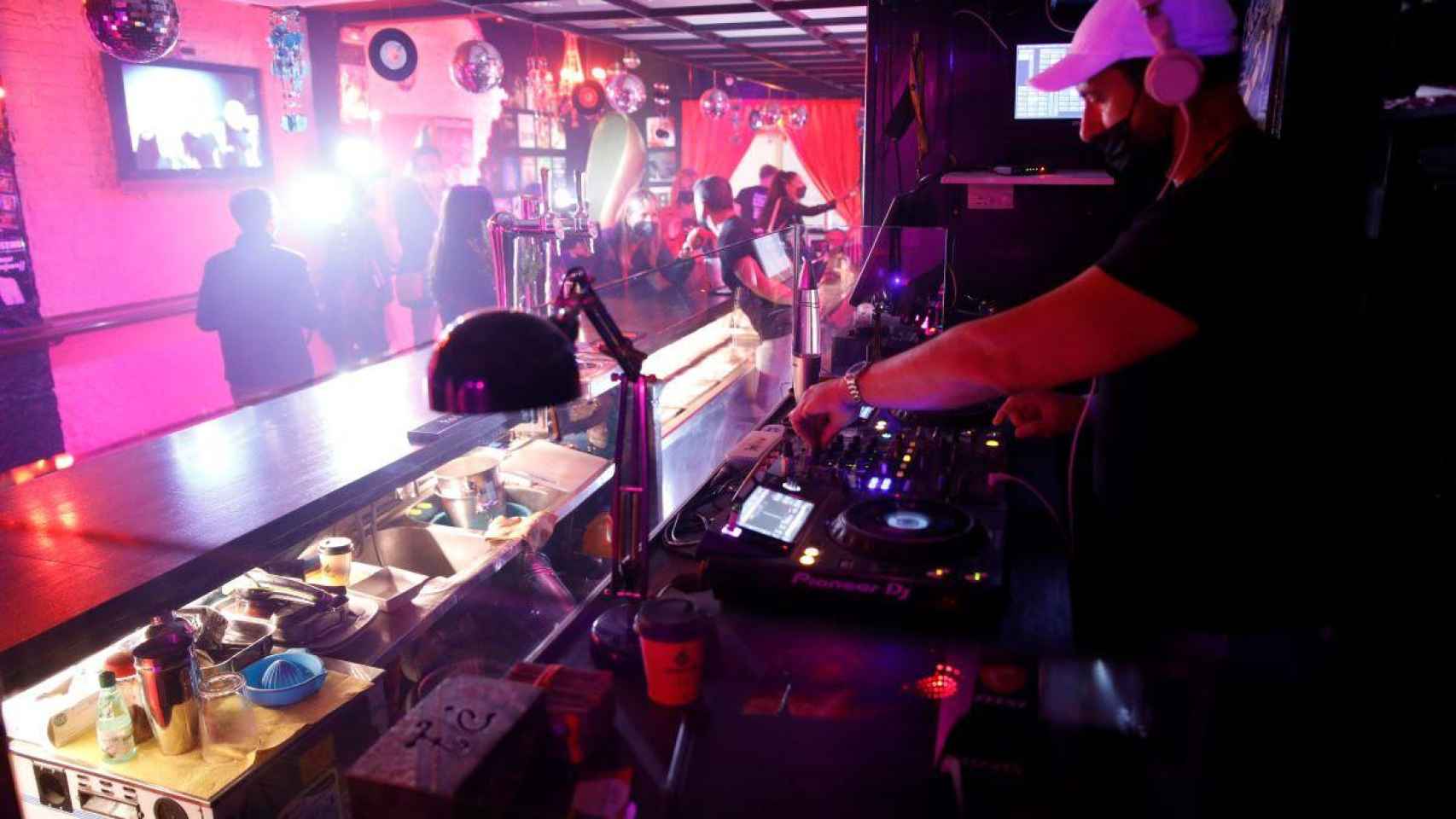 Uno de los bares musicales de Sitges durante primer ensayo del ocio nocturno tras la pandemia / EP