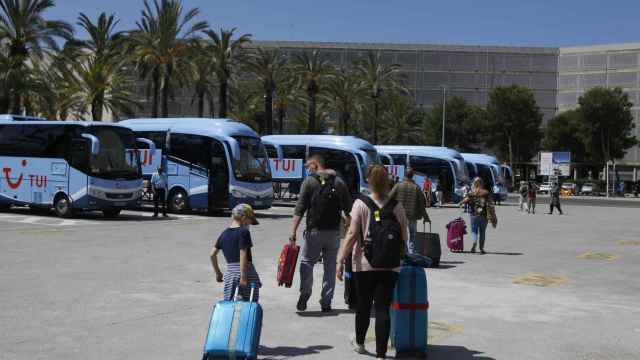 Un párking de autobuses con viajeros dispuestos a desplazarse en ellos durante sus vacaciones / EP