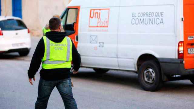 Un agente de la Guardia Civil en dependencias de la liquidada Unipost antes del referéndum ilegal de 2017 / EFE