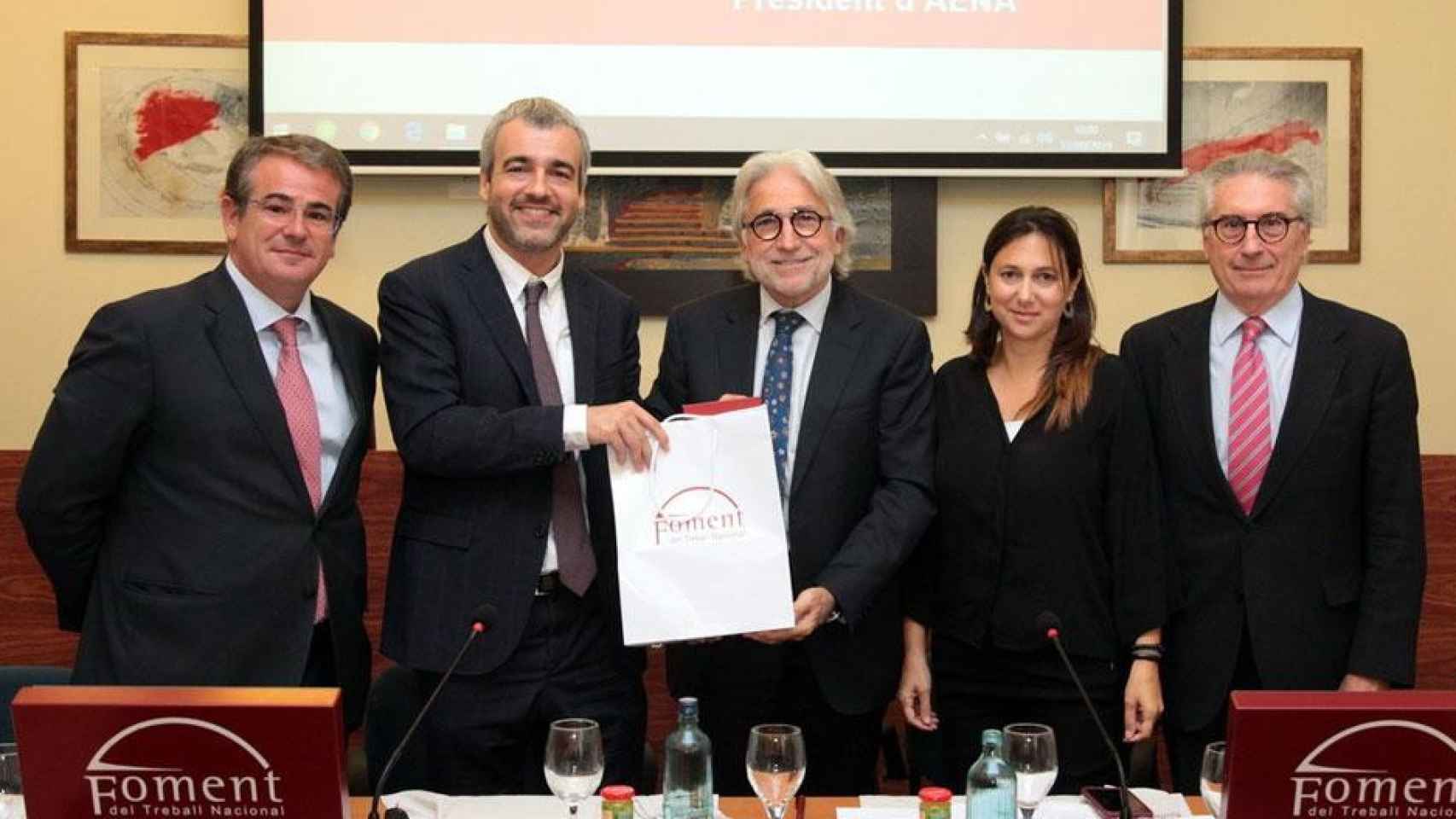 El presidente de Aena, Maurici Lucena (2i), junto al de Foment del Treball, Josep Sánchez Llibre (i), y otros miembros de la junta de la patronal / FdT