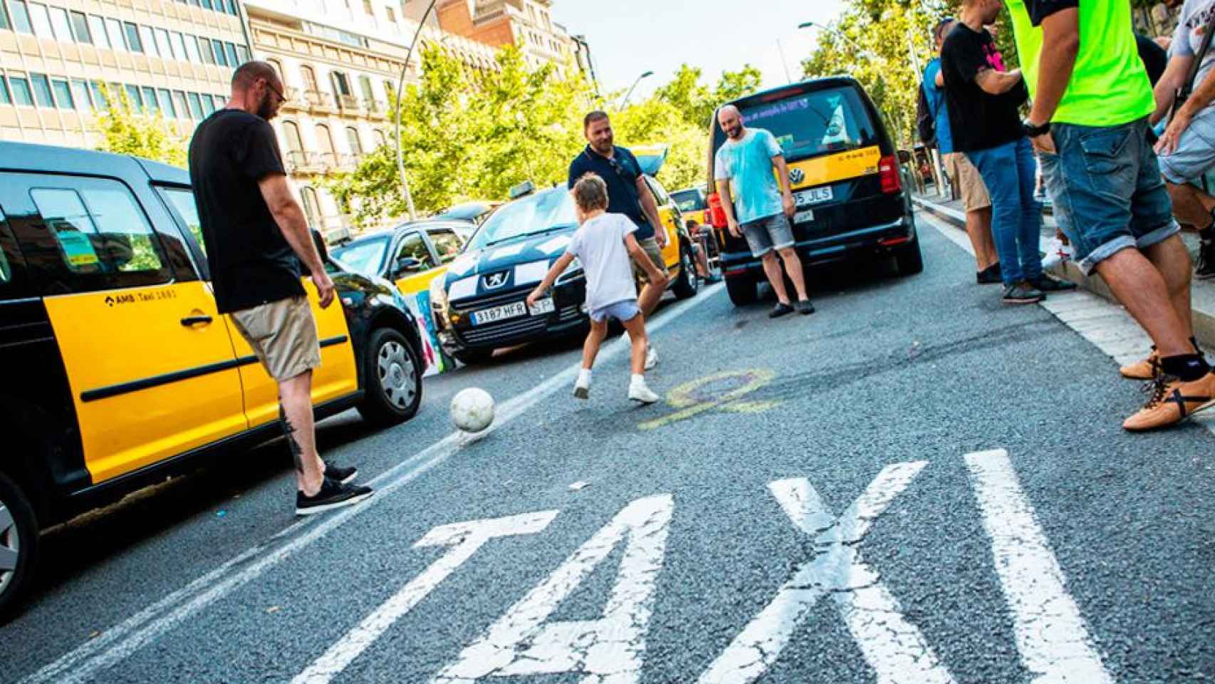 Taxistas jugando al balón en plena calzada en Barcelona durante la huelga de conductores de 2017 / EFE