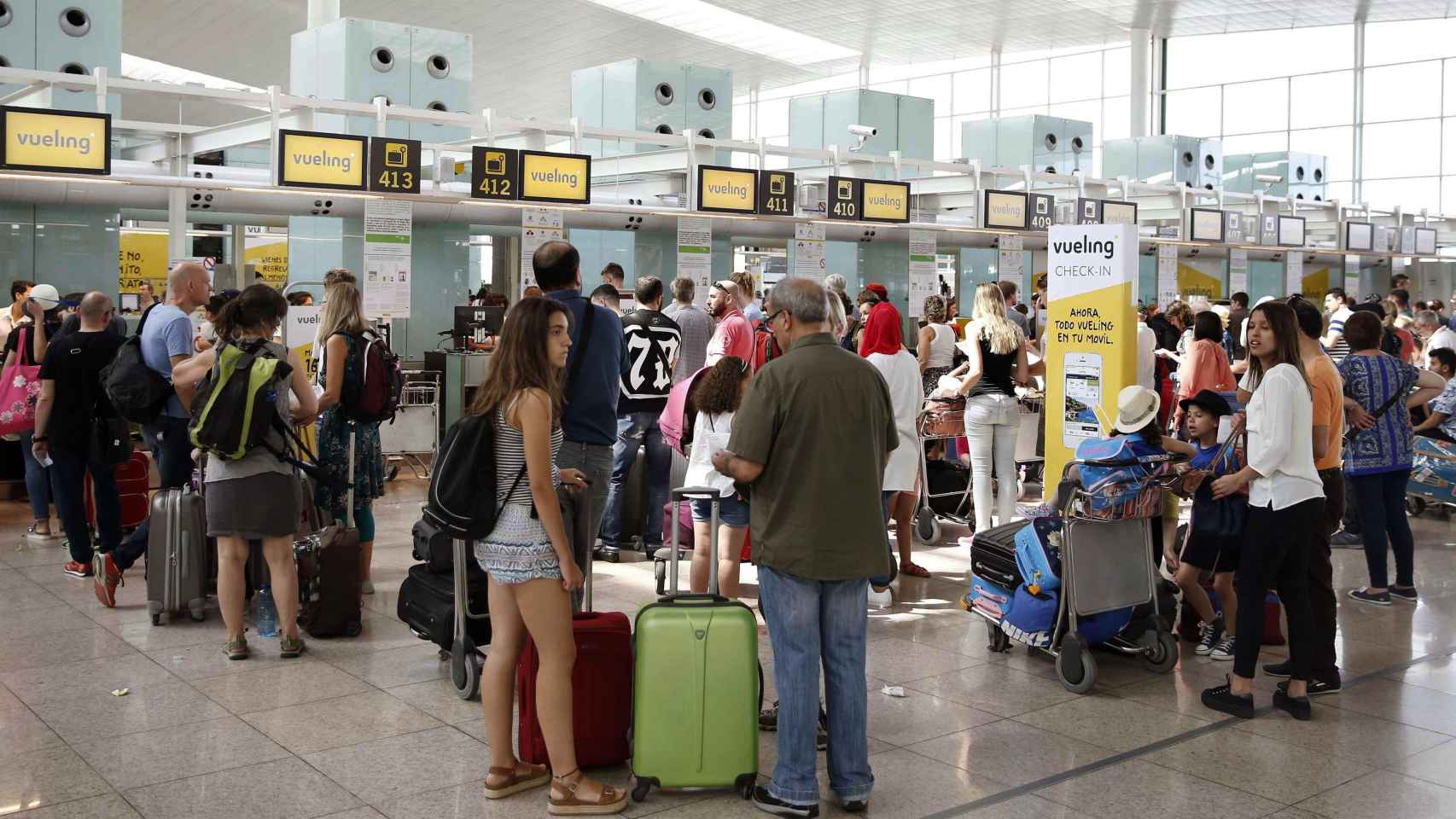 Imagen de archivo de las colas de facturación en el aeropuerto de El Prat / EFE
