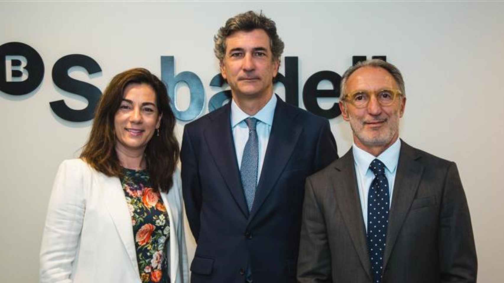 Ana Ribalta y José Nieto, directivos del Banco Sabadell, junto a Santi Tiana, director de la nueva sucursal en Portugal / BS