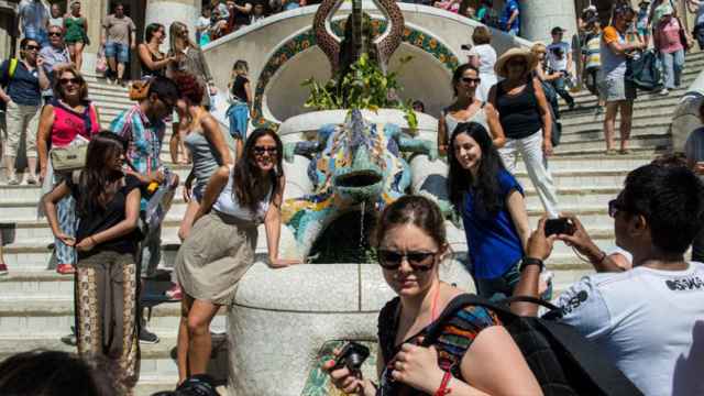 Un grupo de turistas visitan Cataluña / EE