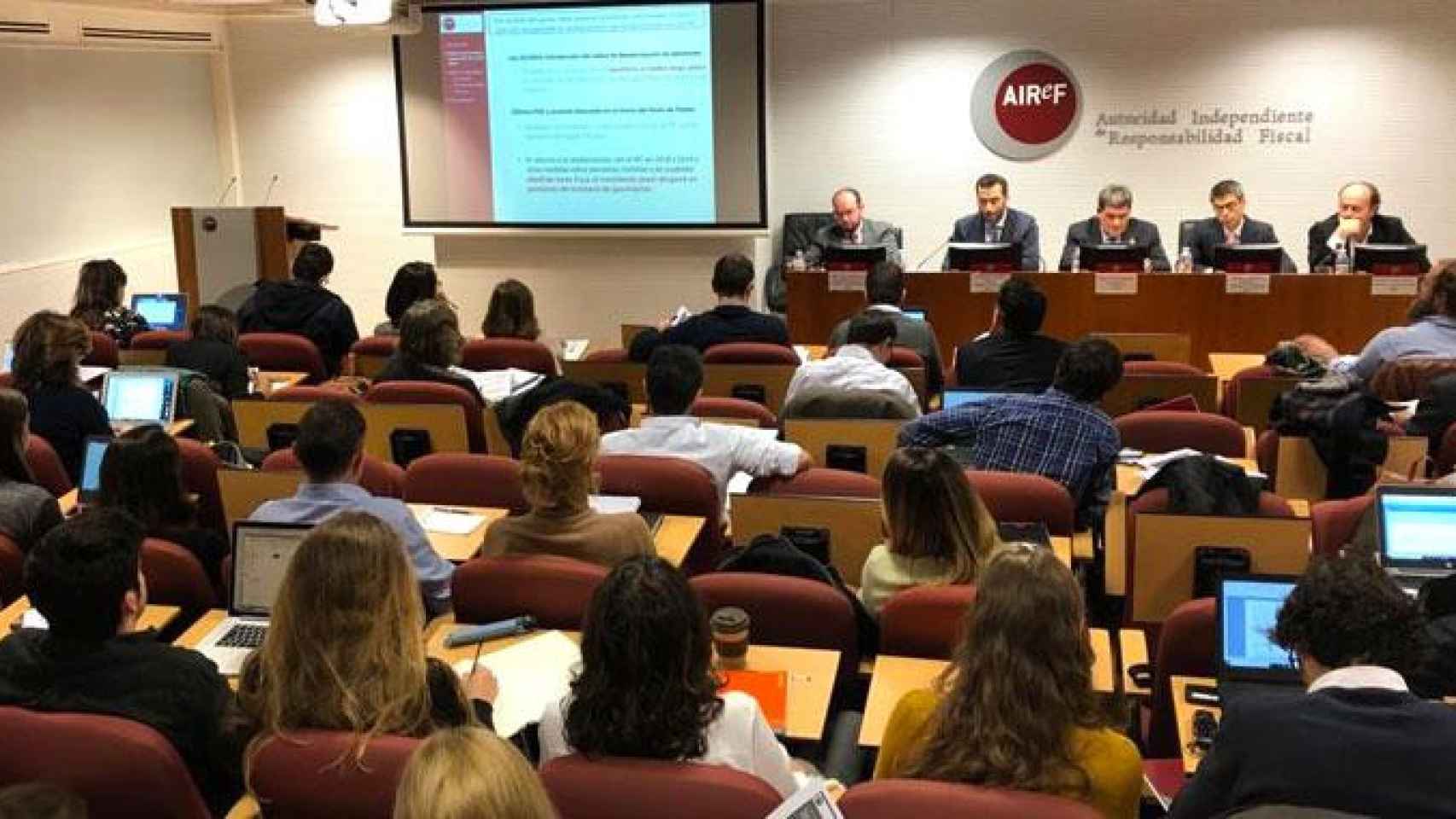 Imagen de una sesión de trabajo en la AIReF, el organismo que ha tildado de prudente el cuadro macroeconómico de los Presupuestos de Sánchez / AIREF