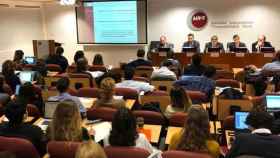 Imagen de una sesión de trabajo en la AIReF, el organismo que ha tildado de prudente el cuadro macroeconómico de los Presupuestos de Sánchez / AIREF