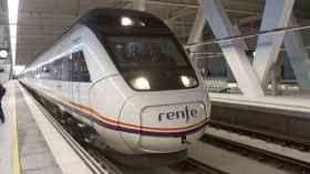 Un tren de Renfe, cuyos trabajadores harán huelga en Cataluña este verano, en una imagen de archivo / EFE