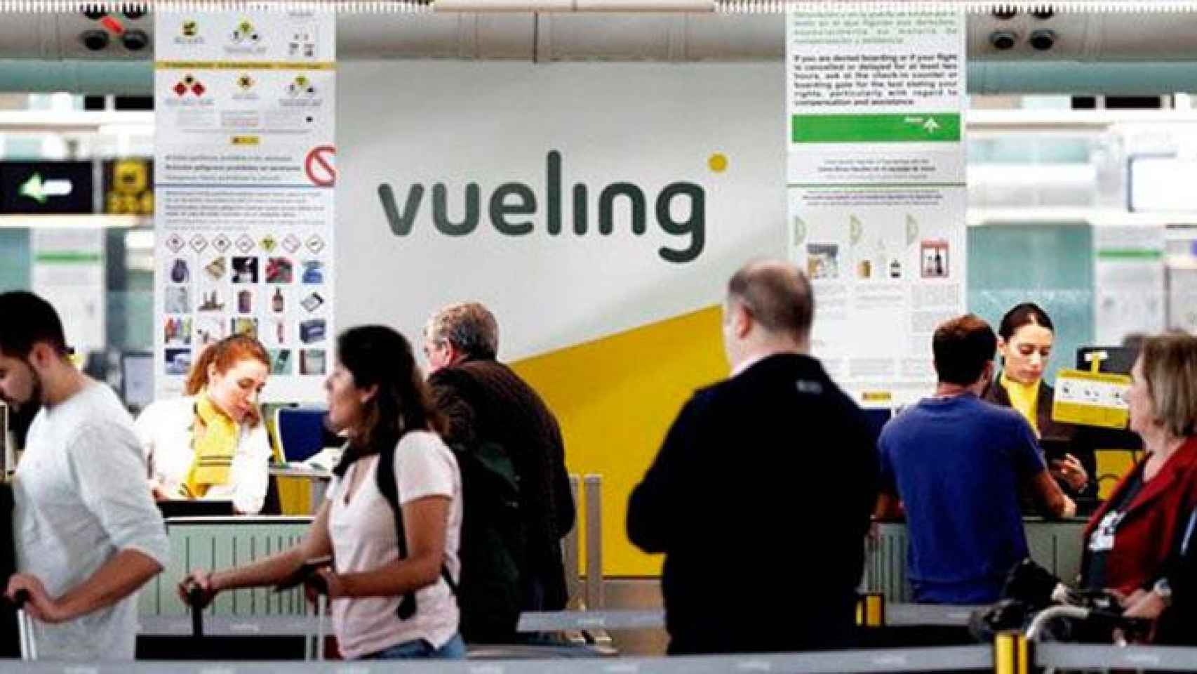 Pasajeros de Vueling en un mostrador de la aerolínea, en una imagen de archivo / EFE