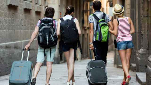 Turistas con sus maletas en el distrito de Ciutat Vella de Barcelona / CG