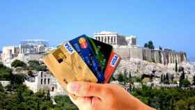 Tarjetas de crédito y débito y una imagen de la acrópolis griega, uno de los destinos turísticos más apreciados por los españoles / FOTOMONTAJE DE CG