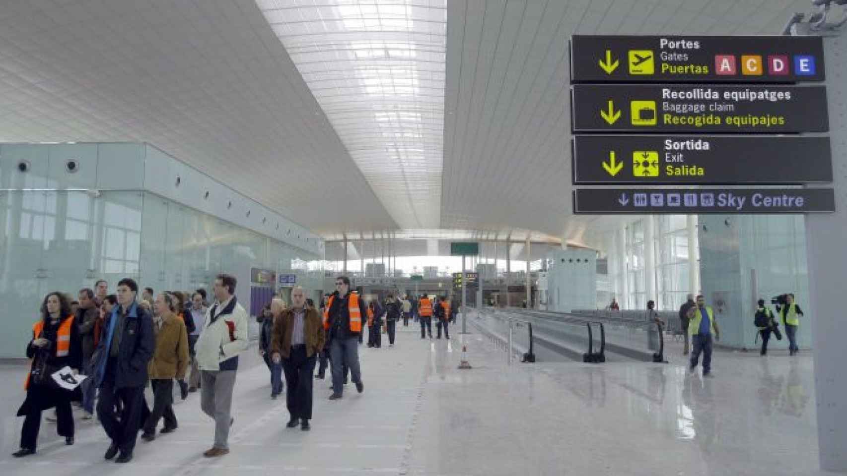 El interior de la terminal 1 del aeropuerto de El Prat / EFE