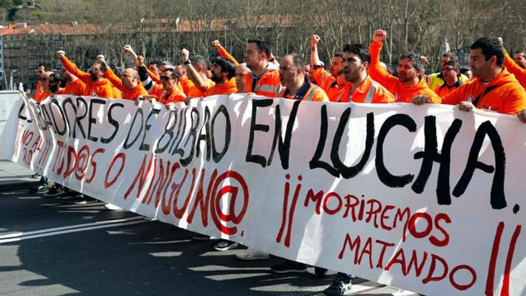 Estibadores del puerto de Bilbao, ayer en una manifestación de estudiantes en Bilbao / EFE