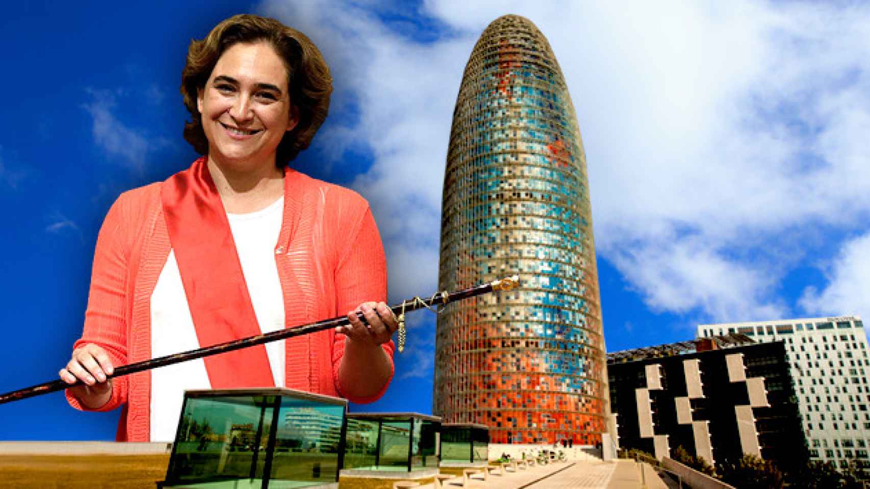 La alcaldesa, Ada Colau, y la emblemática Torre Agbar diseñada por Jean Nouvel / FOTOMONTAJE DE CG