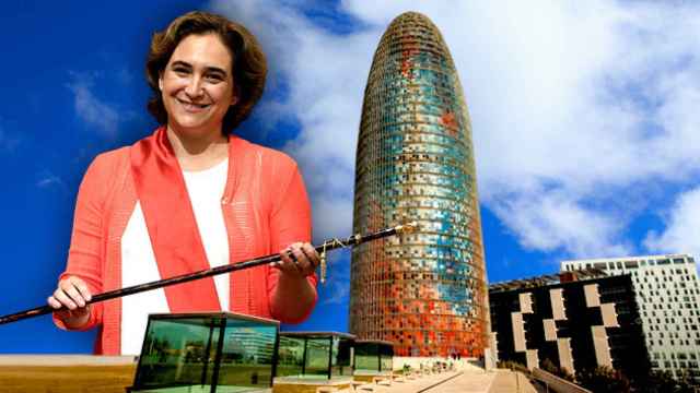 La alcaldesa, Ada Colau, y la emblemática Torre Agbar diseñada por Jean Nouvel / FOTOMONTAJE DE CG
