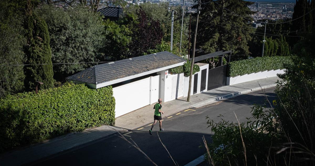 Un hombre hace deporte en el barrio donde está ubicada la casa comprada por Pep Guardiola / PABLO MIRANZO (CG)