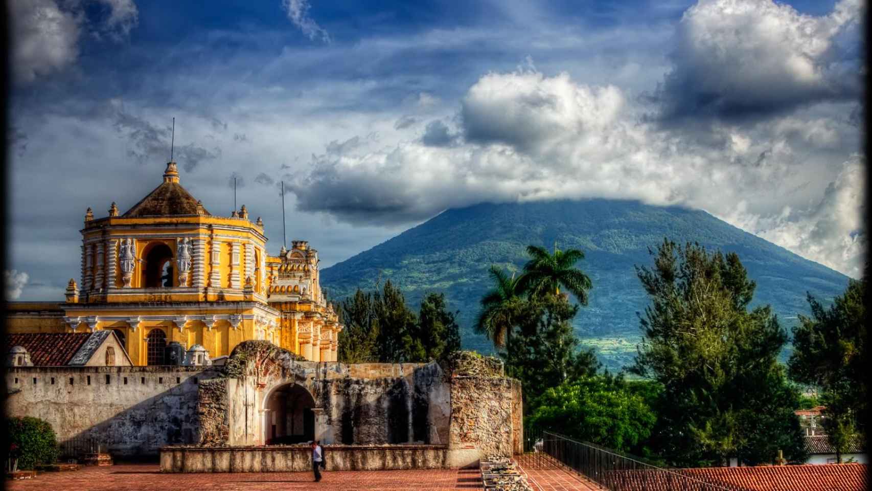 Vista de Antigua (Guatemala) con un volcán al fondo