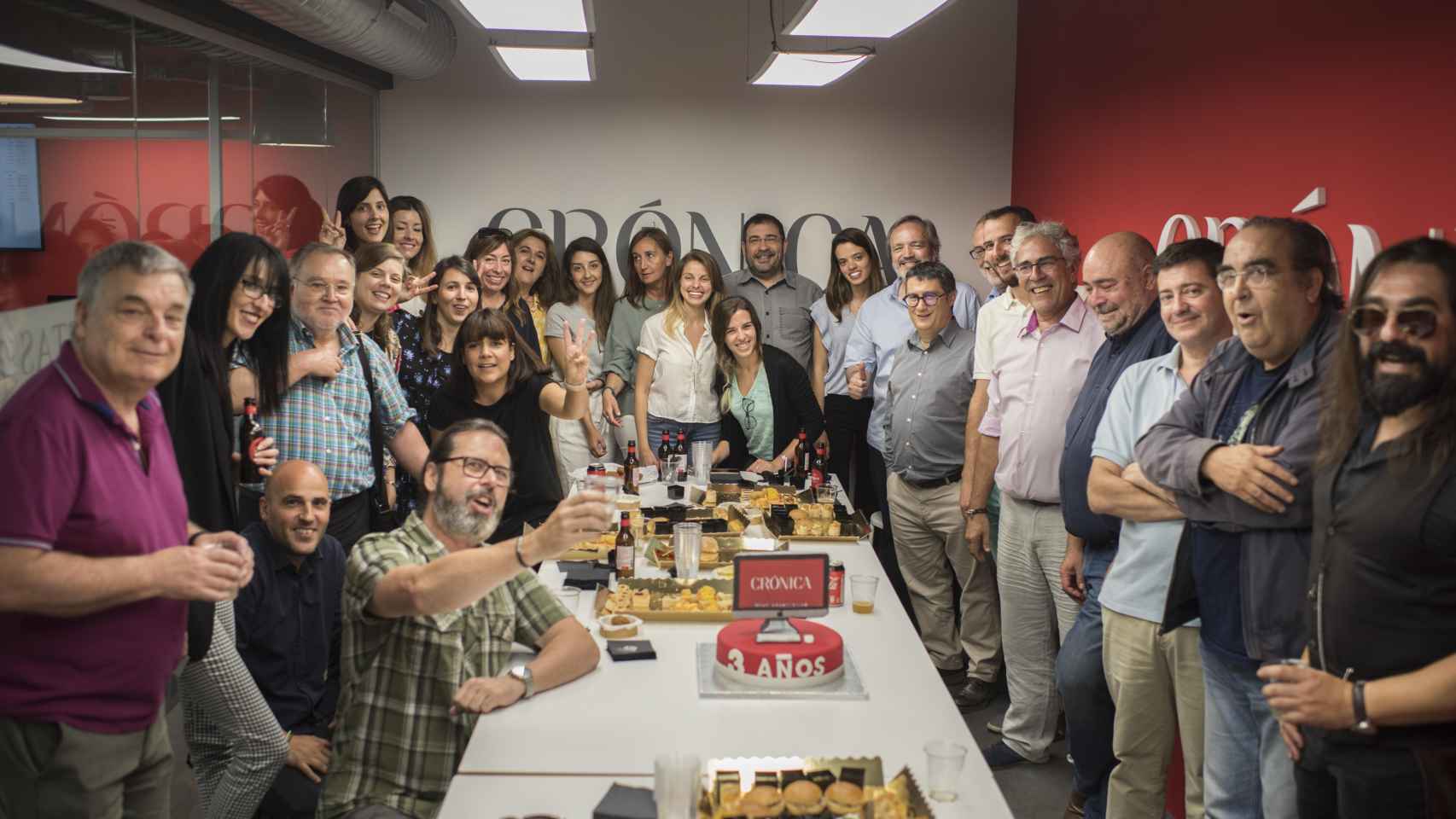 Fotografía de grupo de la plantilla y los colaboradores de 'Crónica Global' en la celebración del tercer aniversario del medio